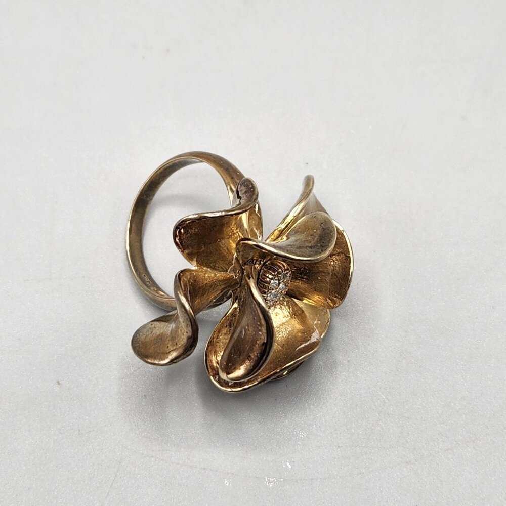 Elegant Gold Floral Ring